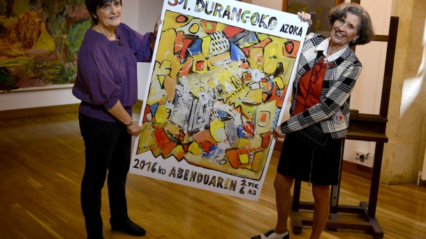 Nerea Mujika, presidenta de Gerediaga, y Christine Etchevers, autora del cartel