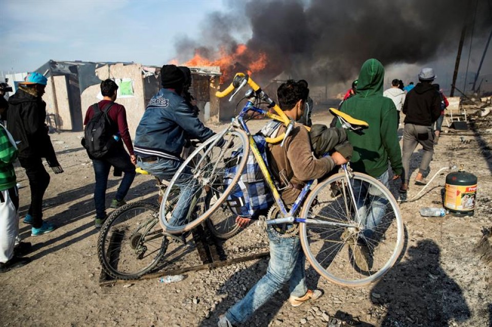 Errefuxiatuak Calaisko kanpalekutik atera dituzte. Argazkia: EFE