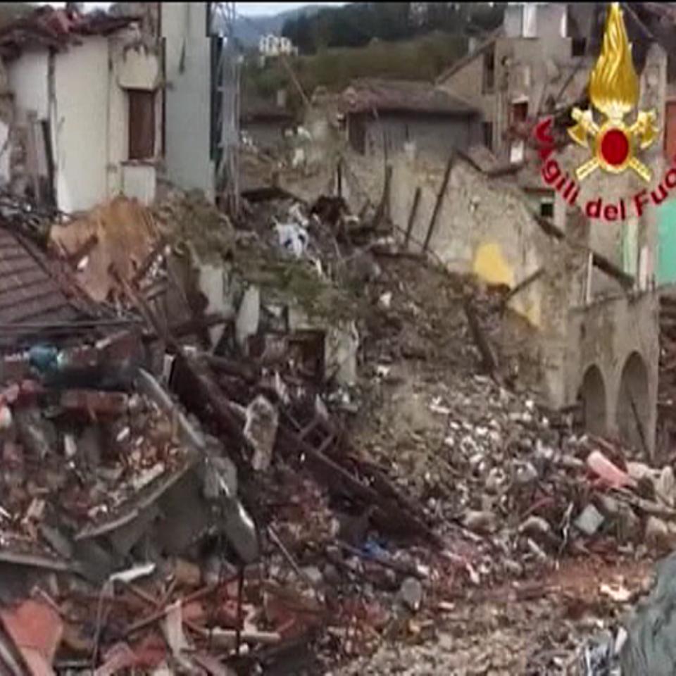 Servicios de emergencia trabajan en Visso, la localidad más afectada por el sismo. Foto: EFE