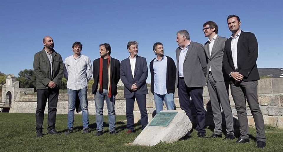 Los alcaldes junto a la placa conmemorativa a los fusilados en la Ciudadela de Pamplona. Foto: EFE