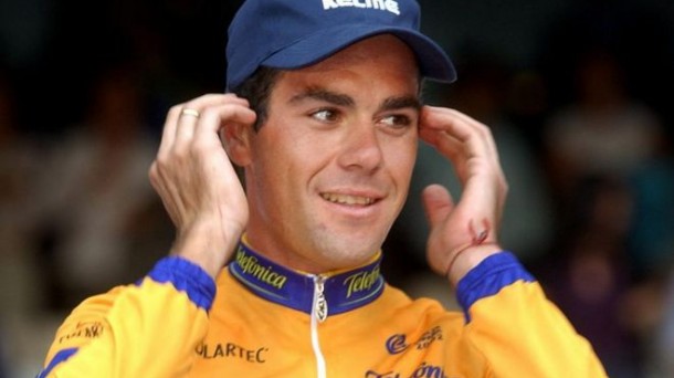 El ciclista Aitor González, en el podium de ganar de la Vuelta 2002. Foto: Efe.