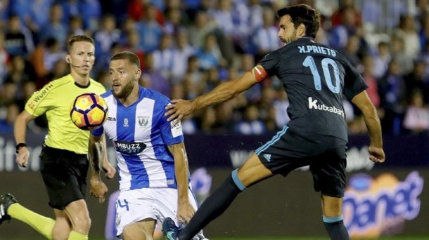 Timor y el goleador Xabi Prieto. Foto: Efe.