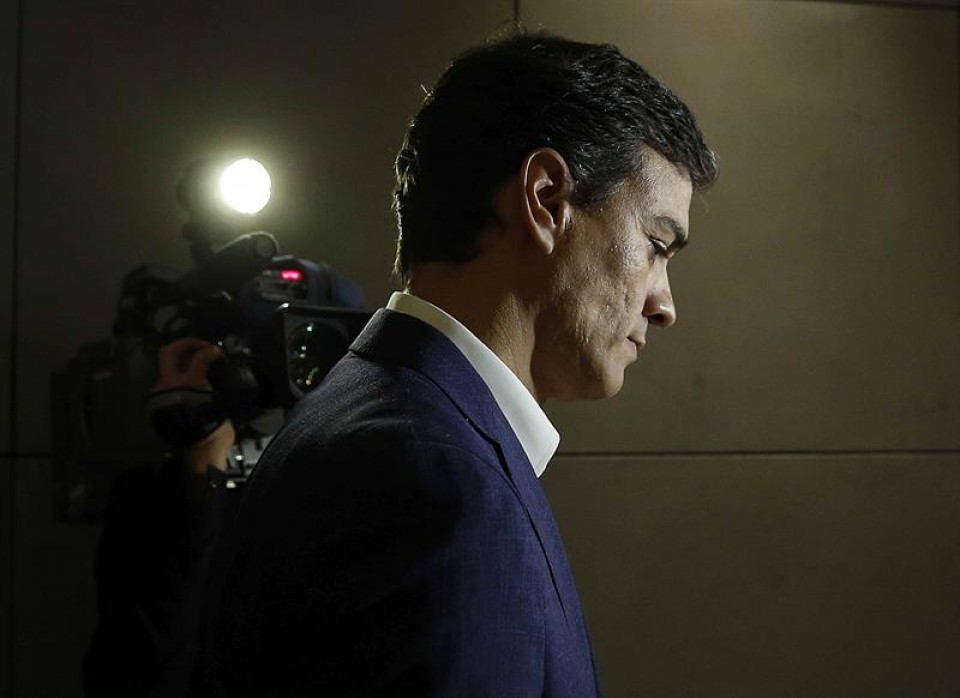 Sánchez deja su escaño en el Congreso y se postula a liderar el PSOE