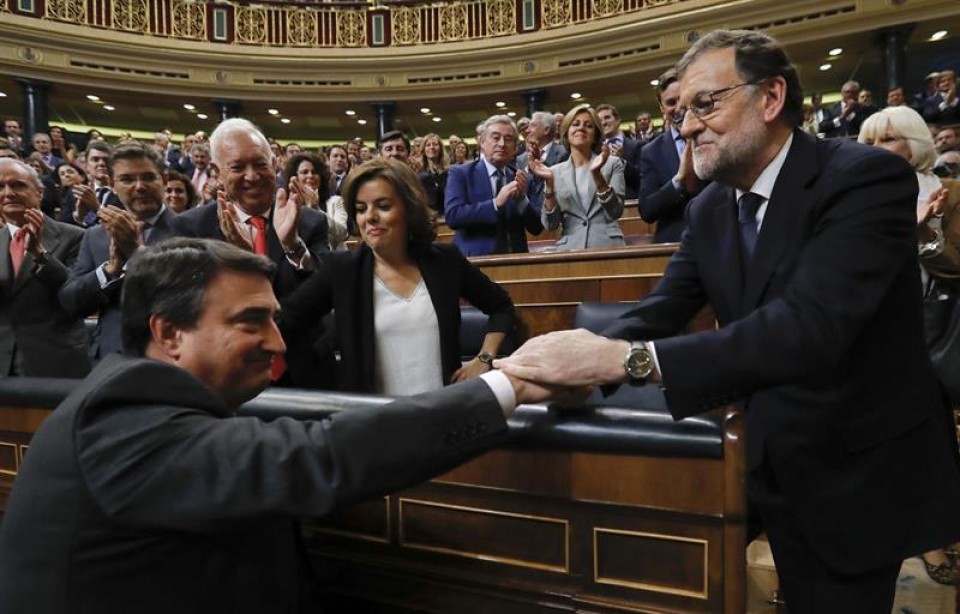 Aitor Esteban eta Mariano Rajoy Kongresuan, elkarri agurtzen. Artxiboko argazkia: EFE