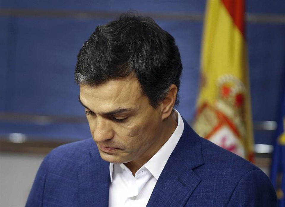 Pedro Sánchez durante la rueda de prensa en la que anunció su dimisión. Foto: EFE