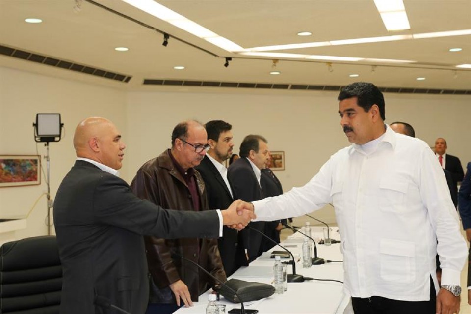 El presidente de Venezuela, Nicolas Maduro, y el portavoz de la oposición Jesus Torrealba. Foto: EFE