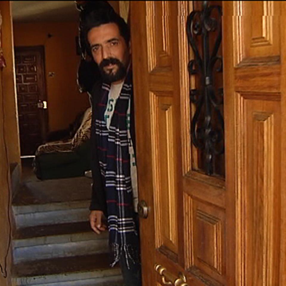Un miembro de 'Los Pichis' abre las puertas de la casa ocupada en Abetxuko. Foto: EiTB