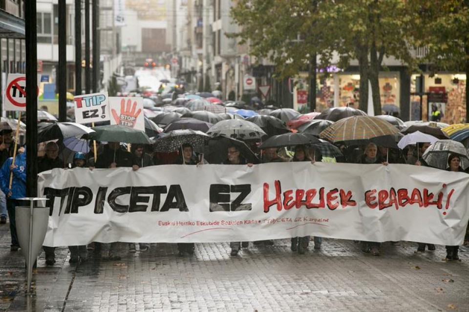 TTIP eta CETA ituenen aurkako manifestazioa gaur, Gasteizen. EFE