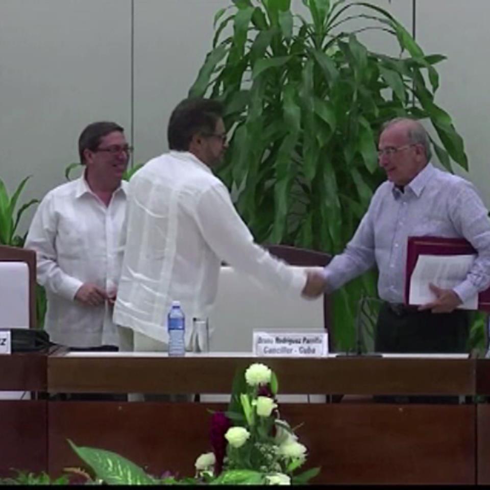 El Gobierno colombiano y las FARC alcanzaron este sábado un nuevo acuerdo de paz. Foto: EFE