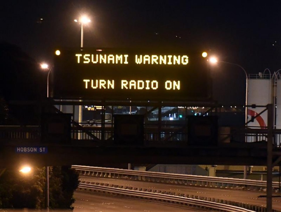 Las autoridades avisan a los ciudadanos de la alerta de tsunami. Foto: EFE