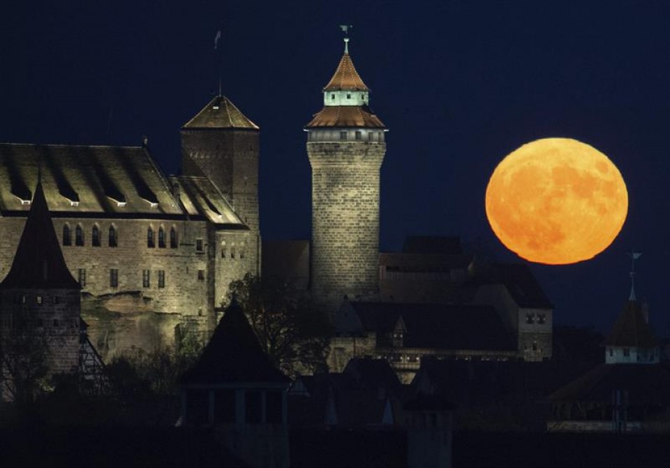 Superluna en el castillo de Karserburg en Nuremberg (Alemania). Foto: EFE