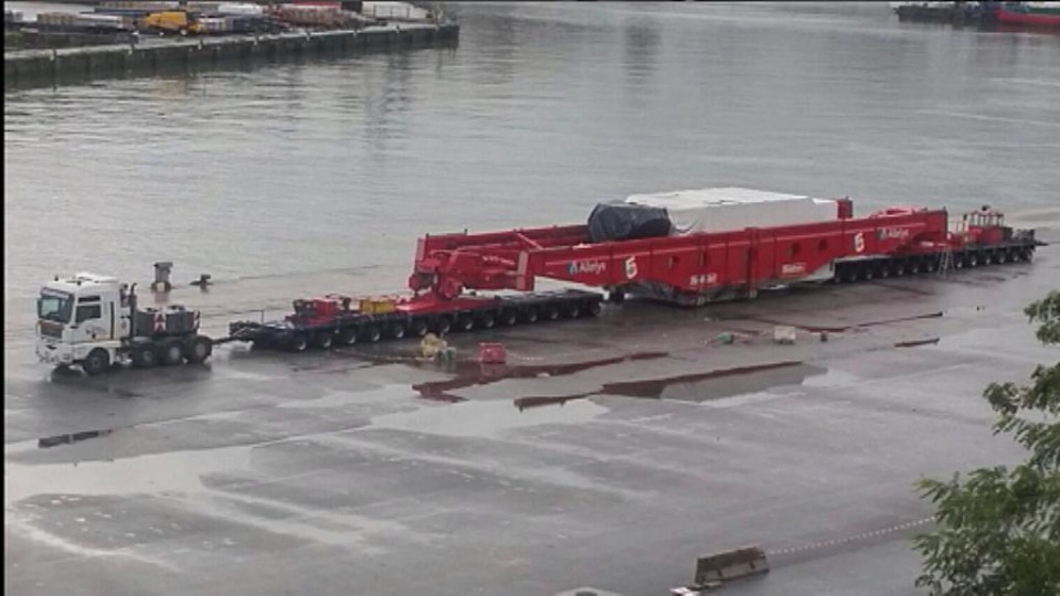 Pasaia puerto portua mega kamioia kamioi erraldoia mega camion camión gigante