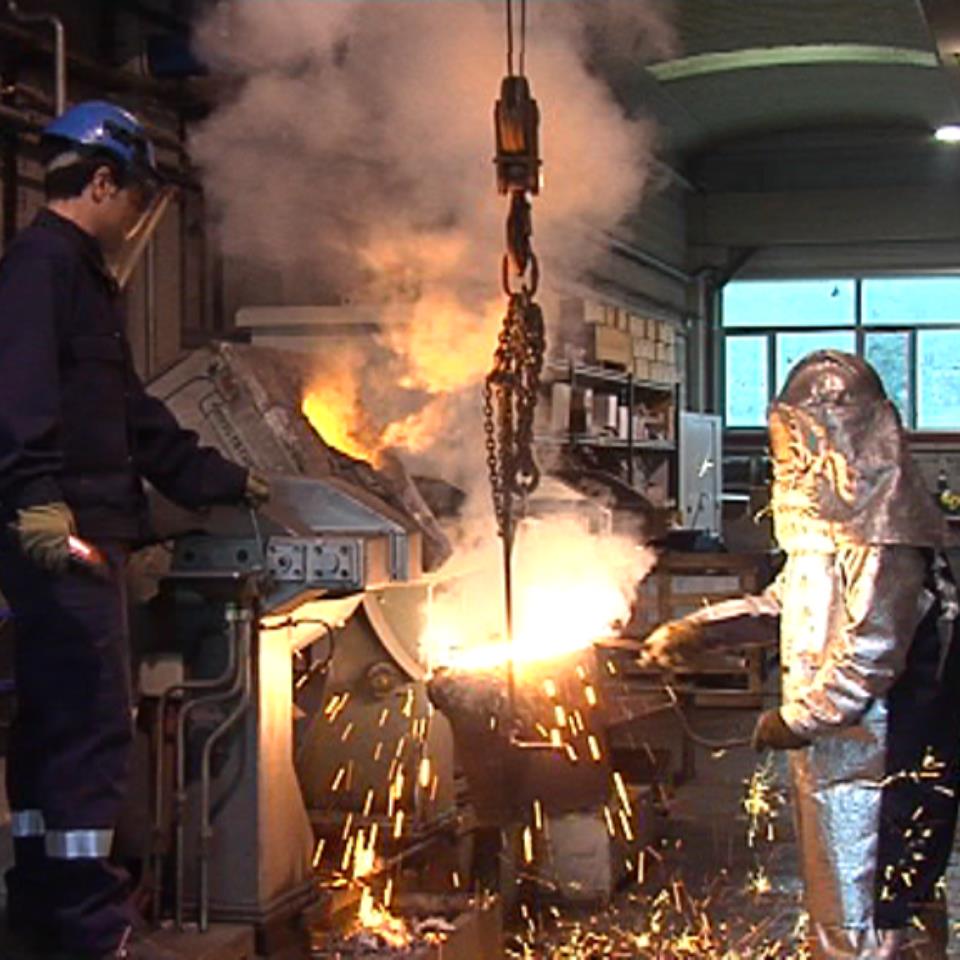 Un operario emplea el fuego para manejar el metal en una empresa. Foto de archivo: EiTB