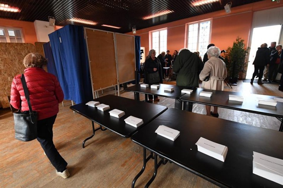 Los votantes participan en las primarias de la derecha francesa / EFE.