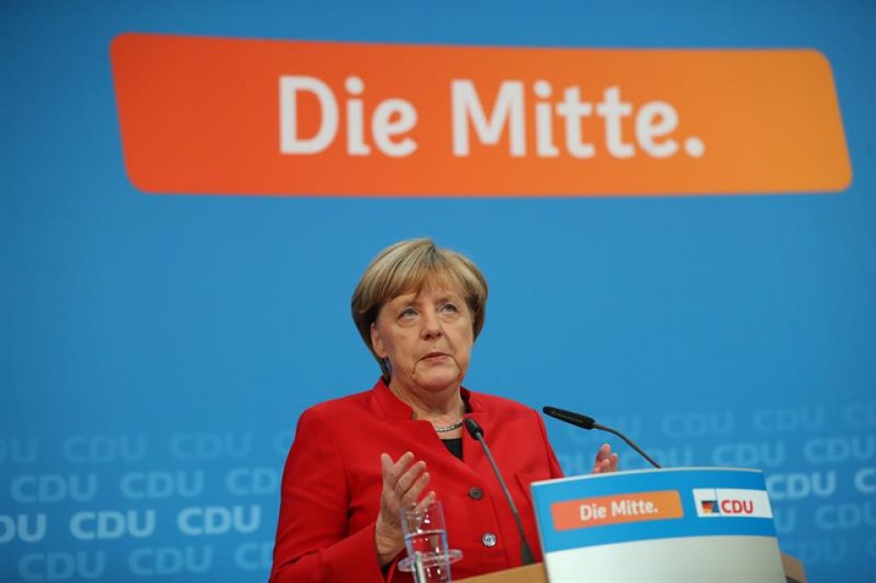 Angela Merkel comparece para anunciar su intención de volver a ser candidata / EFE.