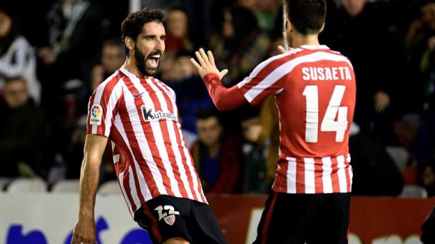 Susaeta y Raúl García celebran un gol. Foto: Efe.