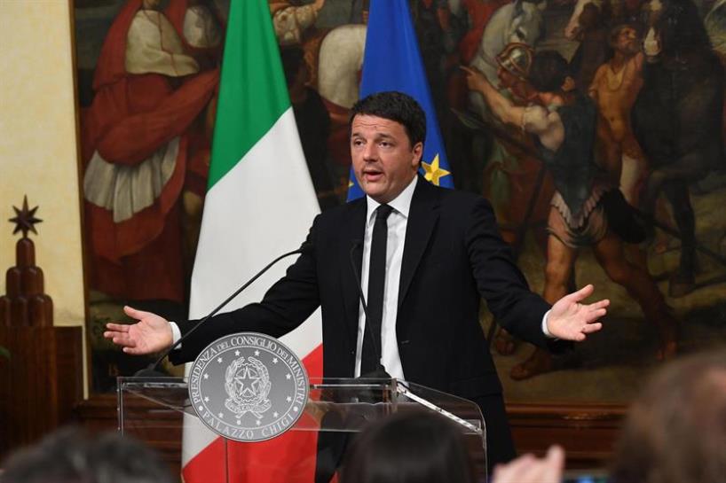 Renzi, erreferendumaren emaitza ezagutu eta gero, hedabideen aurrean. Argazkia: EFE