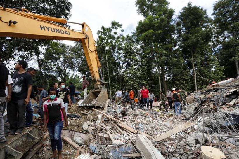 Al menos 94 muertos y 500 heridos en un terremoto en Indonesia