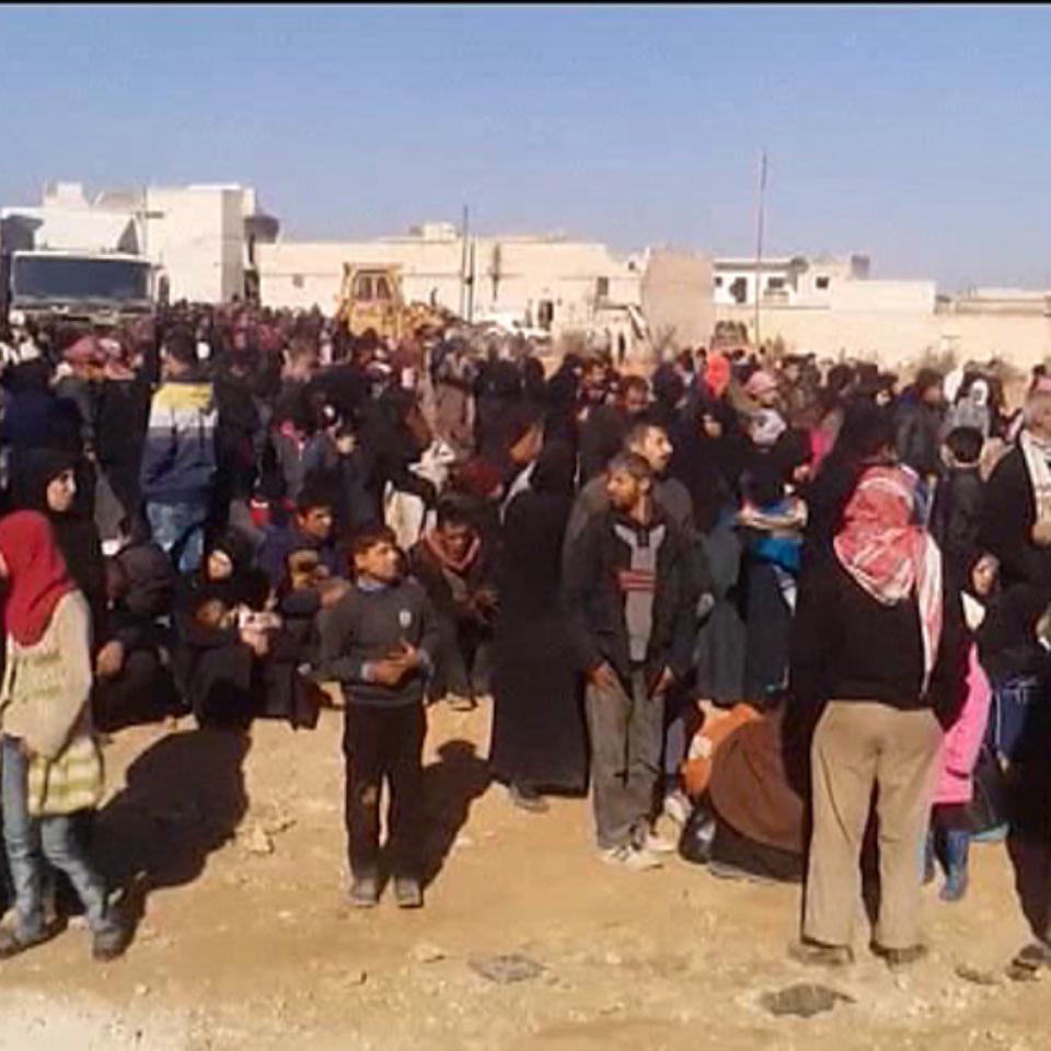 Civiles esperando ser evacuados de Alepo