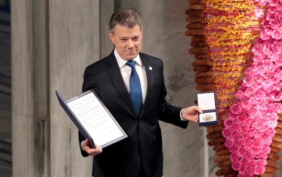Juan Manuel Santos Bakearen Nobel saria jasotzeko unean. Argazkia: EFE