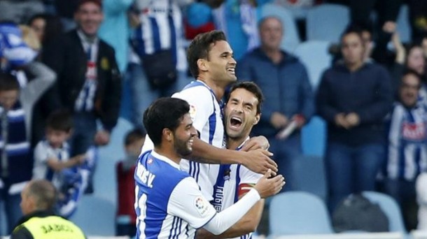 Carlos Vela, William José y Xabi Prieto celebrando un gol. Foto: EFE