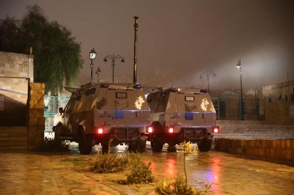 Policía jordana haciendo guardía en Karak. Foto: EFE