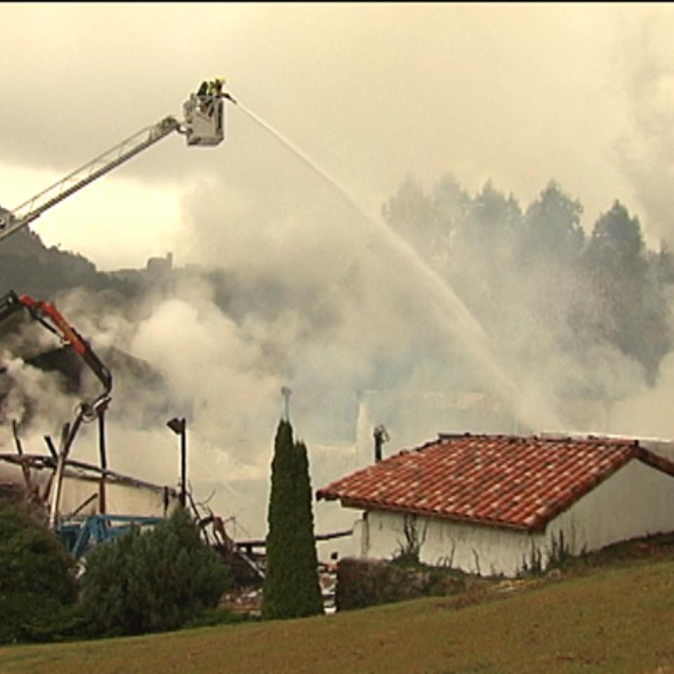 Un incendio destruye un pabellón de una empresa de maderas en Ea