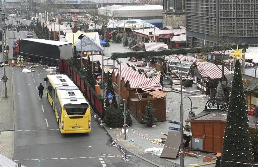 Un camión irrumpió en un mercado navideño en Berlín. Foto: EFE