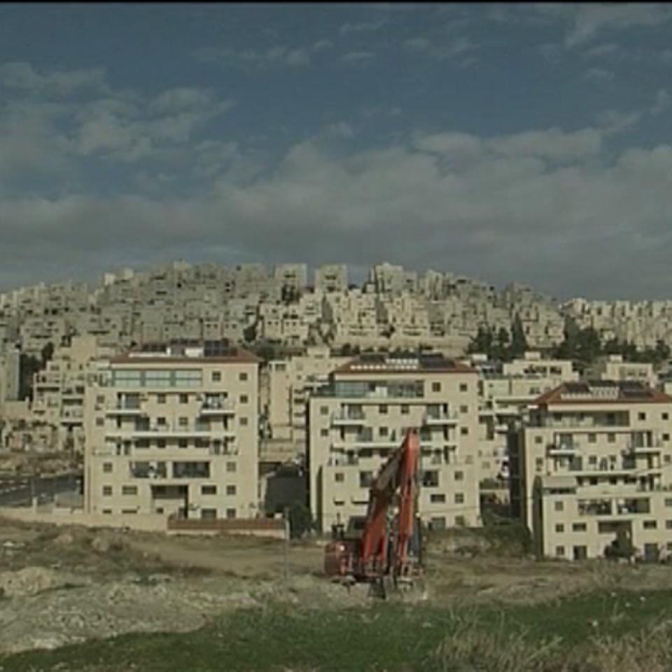 Israelek mende erdia baino gehiago darama lurralde okupatuetan asentamenduak eraikitzen.