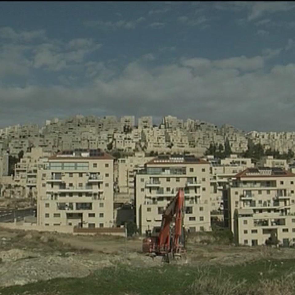 Israelek mende erdia baino gehiago darama lurralde okupatuetan asentamenduak eraikitzen.