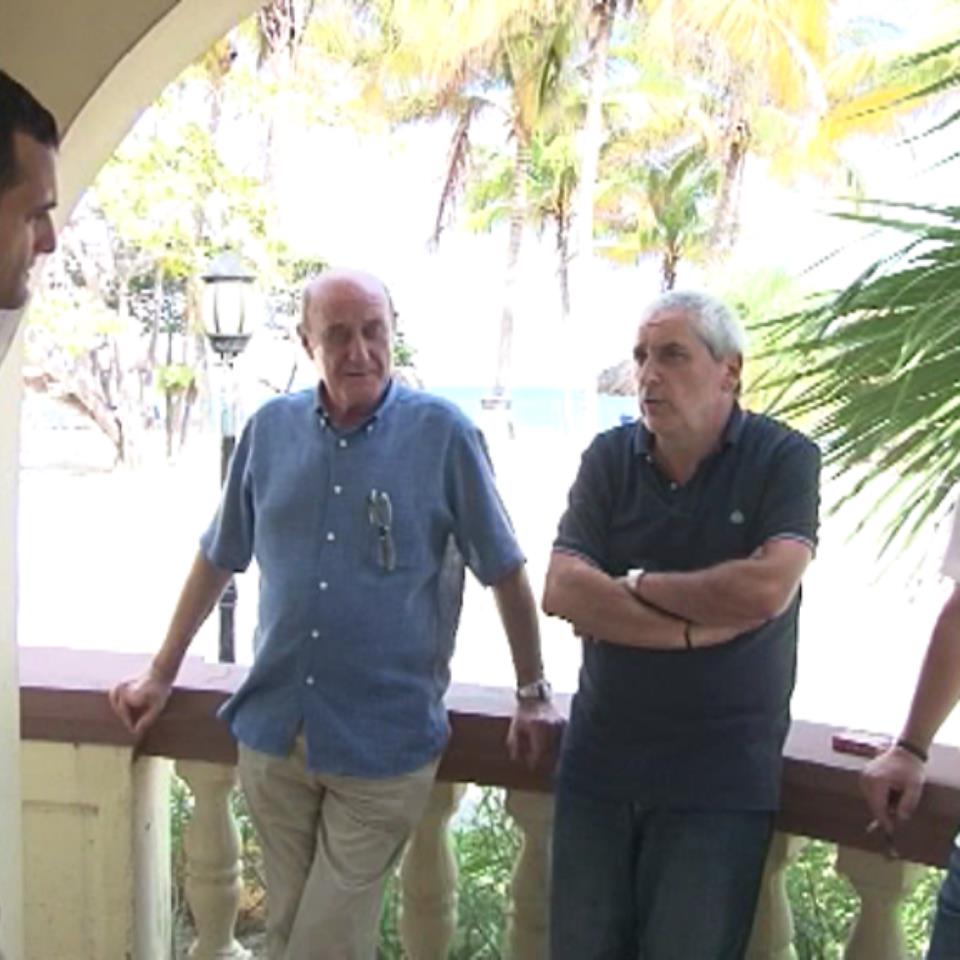 Tres empresarios vascos conversan con el periodista