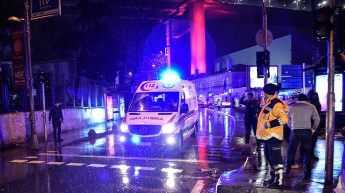 Una ambulancia abandona el lugar del atentado. Efe.