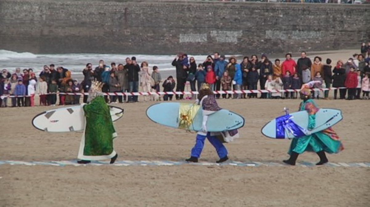 El año pasado los Reyes Magos llegaron a Donostia en tablas de surf. EiTB