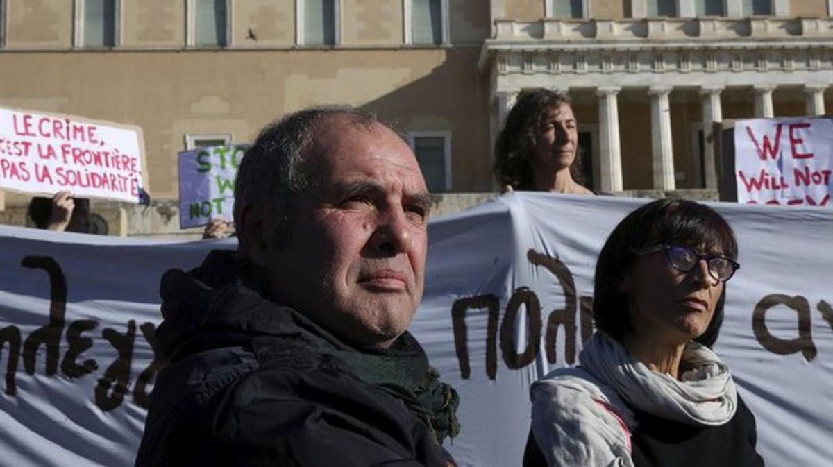 Mikel Zuluaga y Begoña Huarte durante una concentración ante el Parlamento griego. Foto: EFE