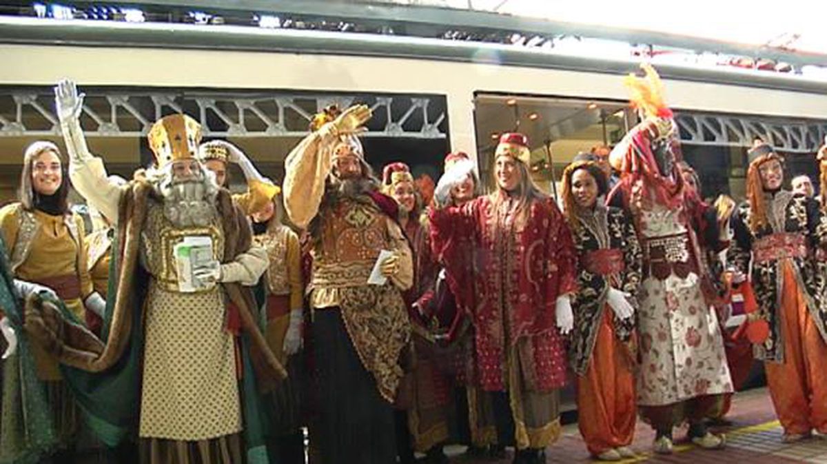 Los Reyes Magos saludan en Vitoria-Gasteiz a los niños que han ido a la estación a recivirlos.