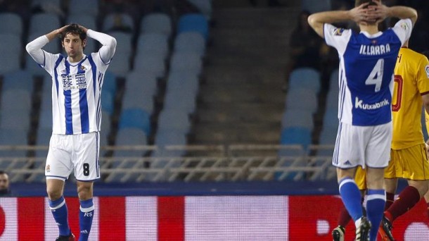 Granero e Illarra, durante el partido jugado en Anoeta ante el Sevilla. Foto: Efe.