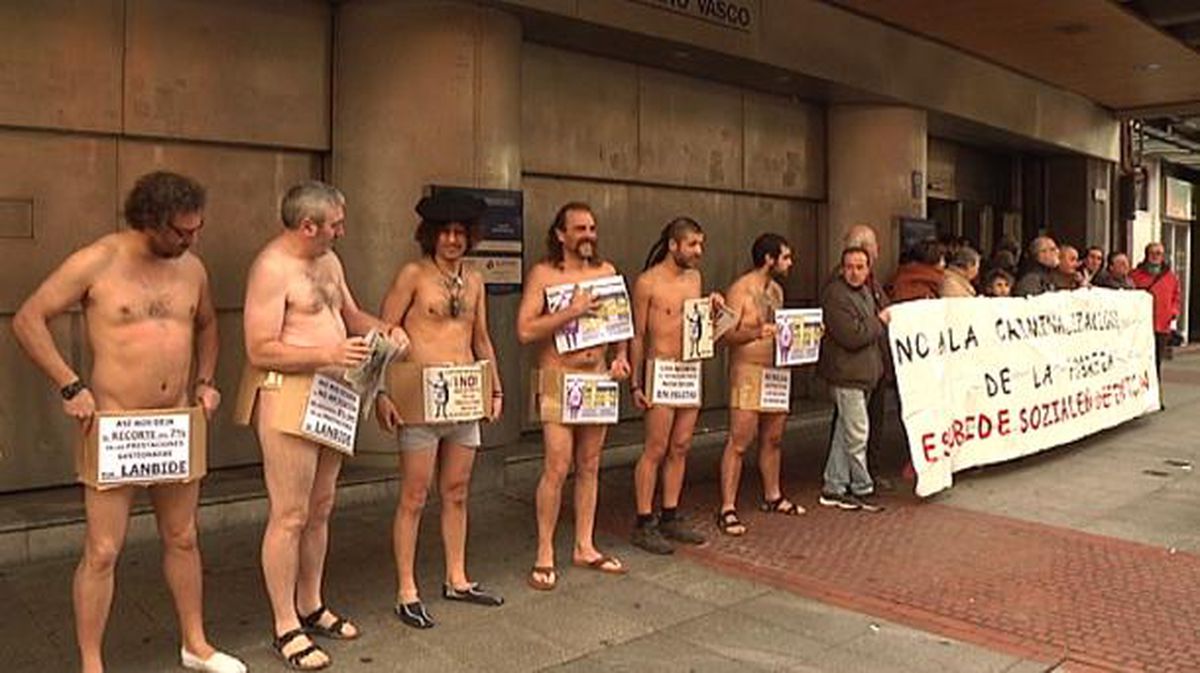 Protestan desnudos contra los recortes del Gobierno Vasco