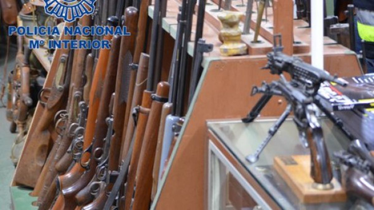 Getxon konfiskatutako armetako batzuk. Argazkia: Espainiako Barne Ministerioa