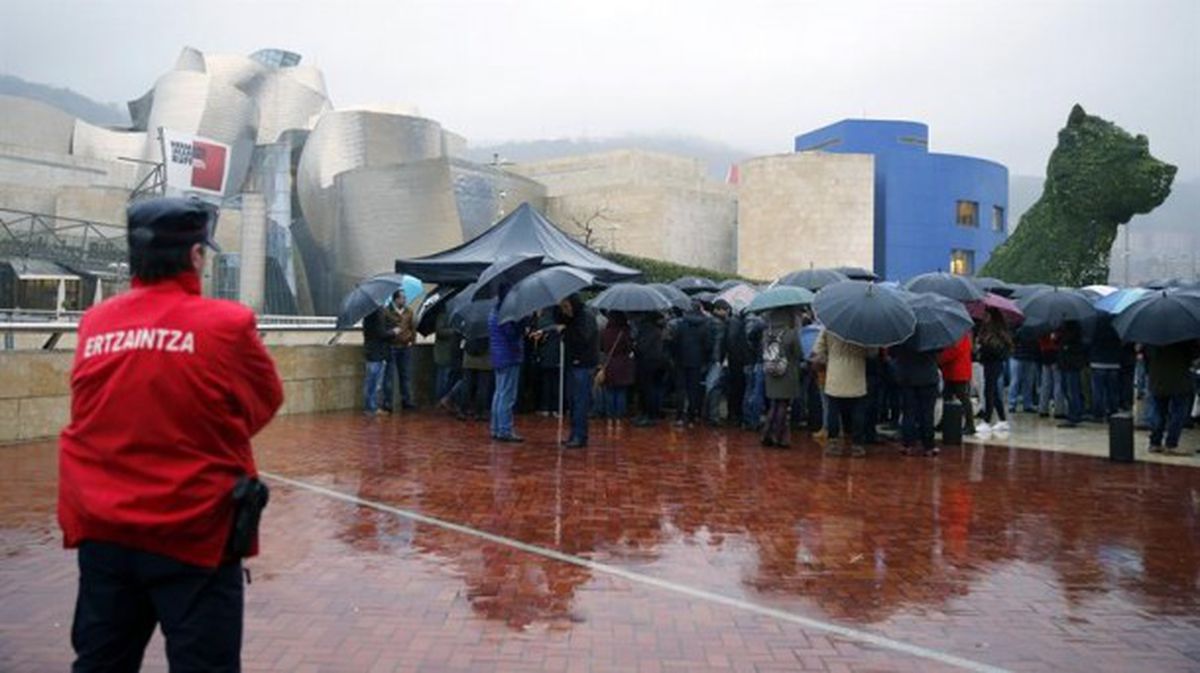200 ertzain inguru elkartu dira Guggenheim museoaren plazan. Argazkia: EFE