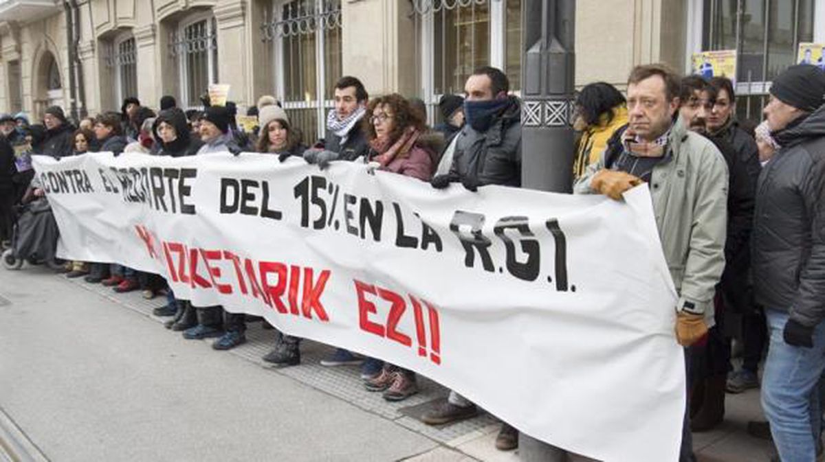 Concentración de colectivos y sindicados hoy en Vitoria-Gasteiz. EFE. 
