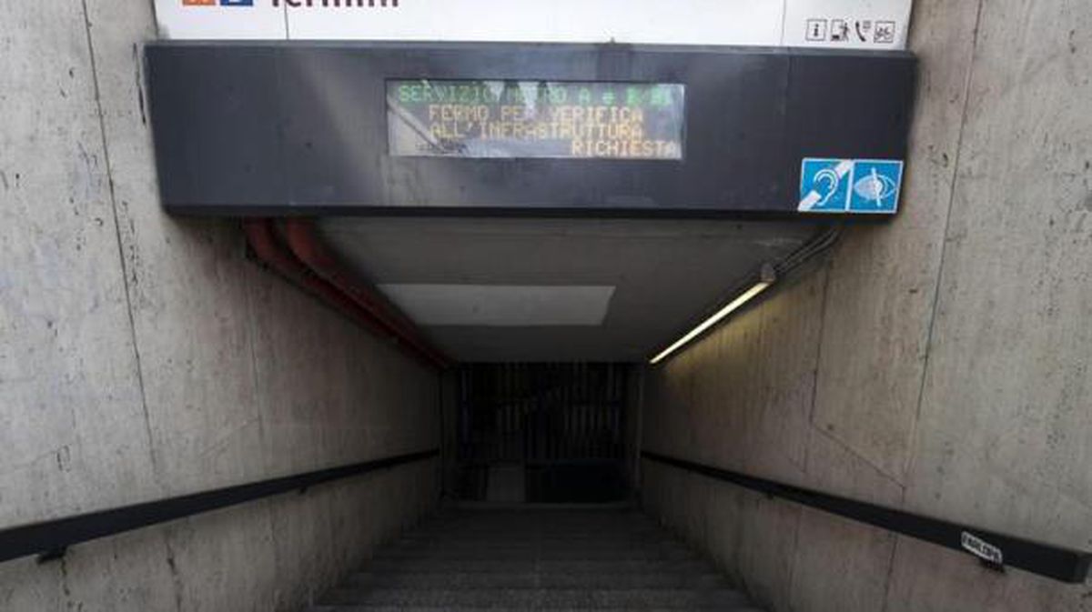 Metro de Roma con las puertas cerradas, hoy. Foto: EFE