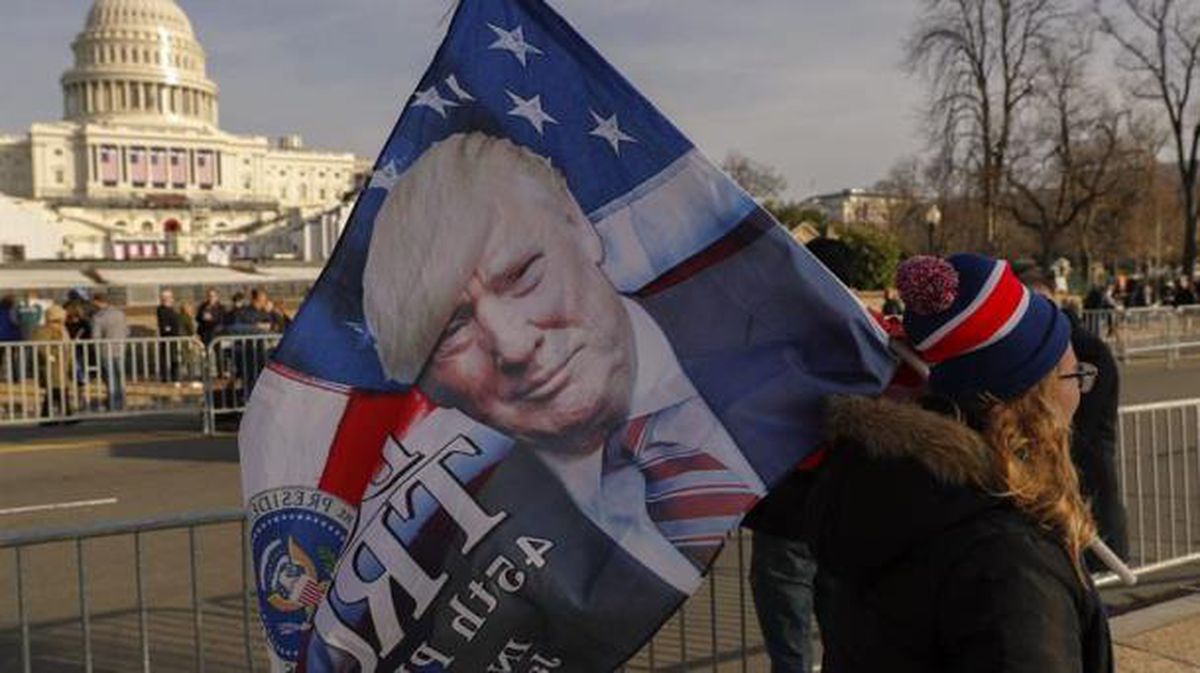 Una seguidora de Trump ayer, frente al Capitolio. Foto: EFE
