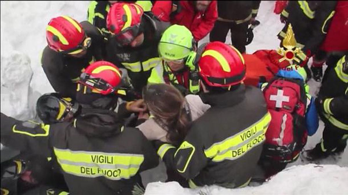 Hallan a ocho personas con vida en el hotel bajo la nieve en Italia. Foto: EFE