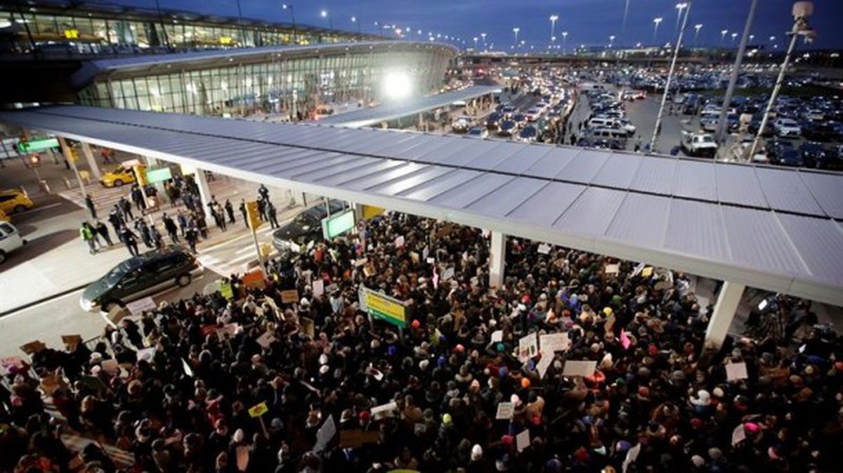 Protestas contra Trump en el aeropuerto JFK de New York. EFE