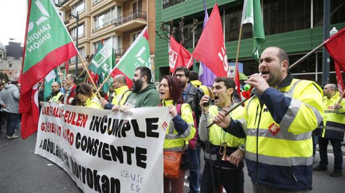 Trabajadores de ambulancias de Bizkaia inician una huelga indefinida
