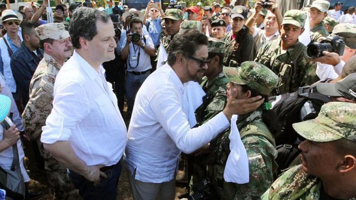 Sergio Jaramillo e Iván Márquez saludan a los guerrilleros de las FARC. Foto: EFE