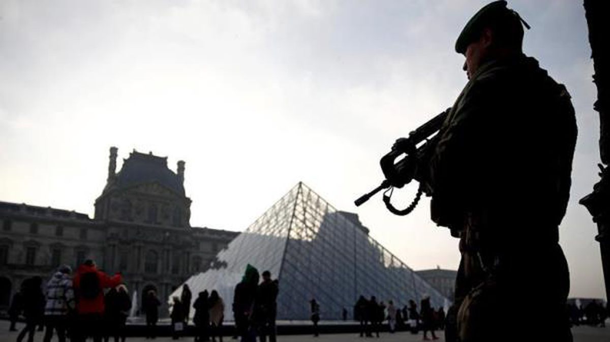 Paris Louvre ataque erasoa EFE