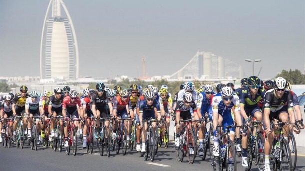 Los corredores del Tour de Dubai. Foto: Efe.