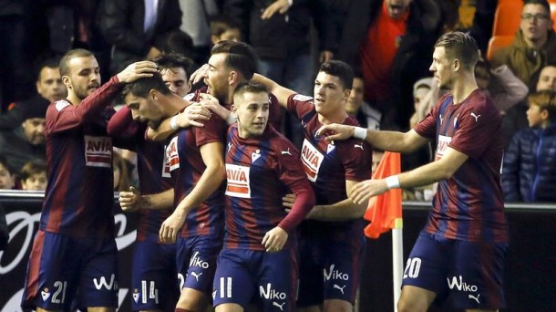 Los jugadores del Eibar celebran un gol. Foto: Efe.