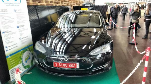 Elektrikoa eta informatizatua da Tesla autoa.Etengabe aktualizatzen da
